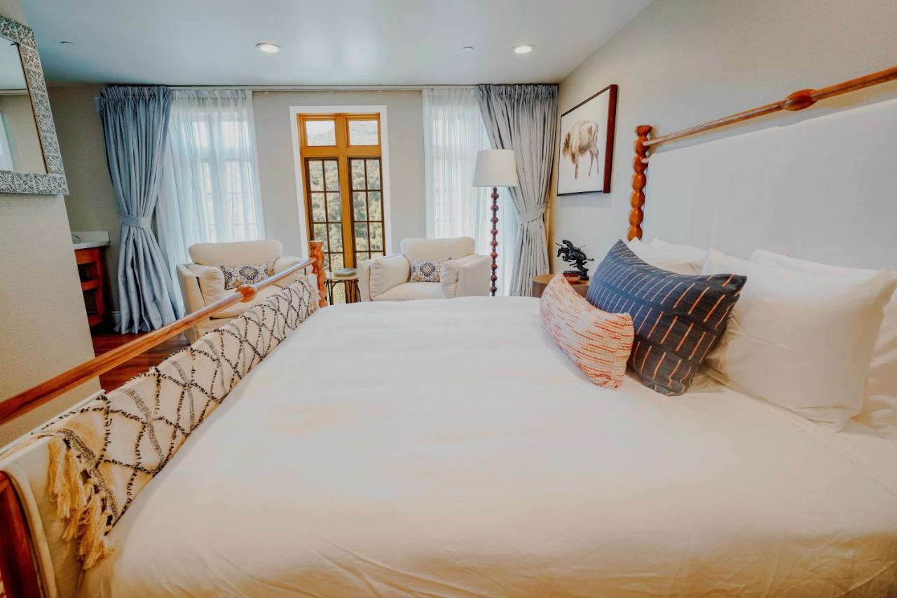 King Room with Mountain View at Zane Grey Pueblo Hotel