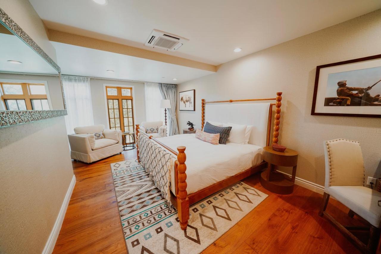 King Room with Mountain View at Zane Grey Pueblo Hotel