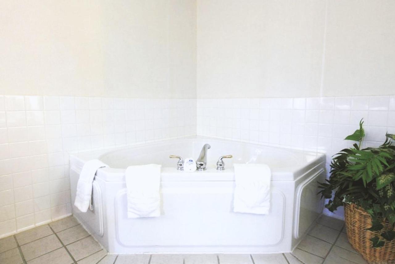 King Suite with Spa Bath Non-Smoking at Coratel Inn & Suites By Jasper Northfield