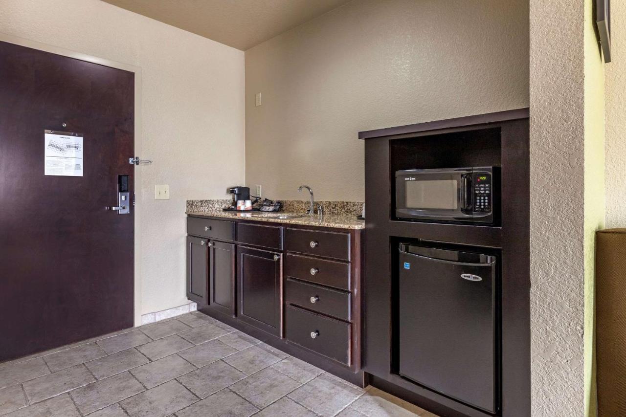 King Room with Kitchenette - Non-Smoking at Comfort Inn Bentonville - Crystal Bridges