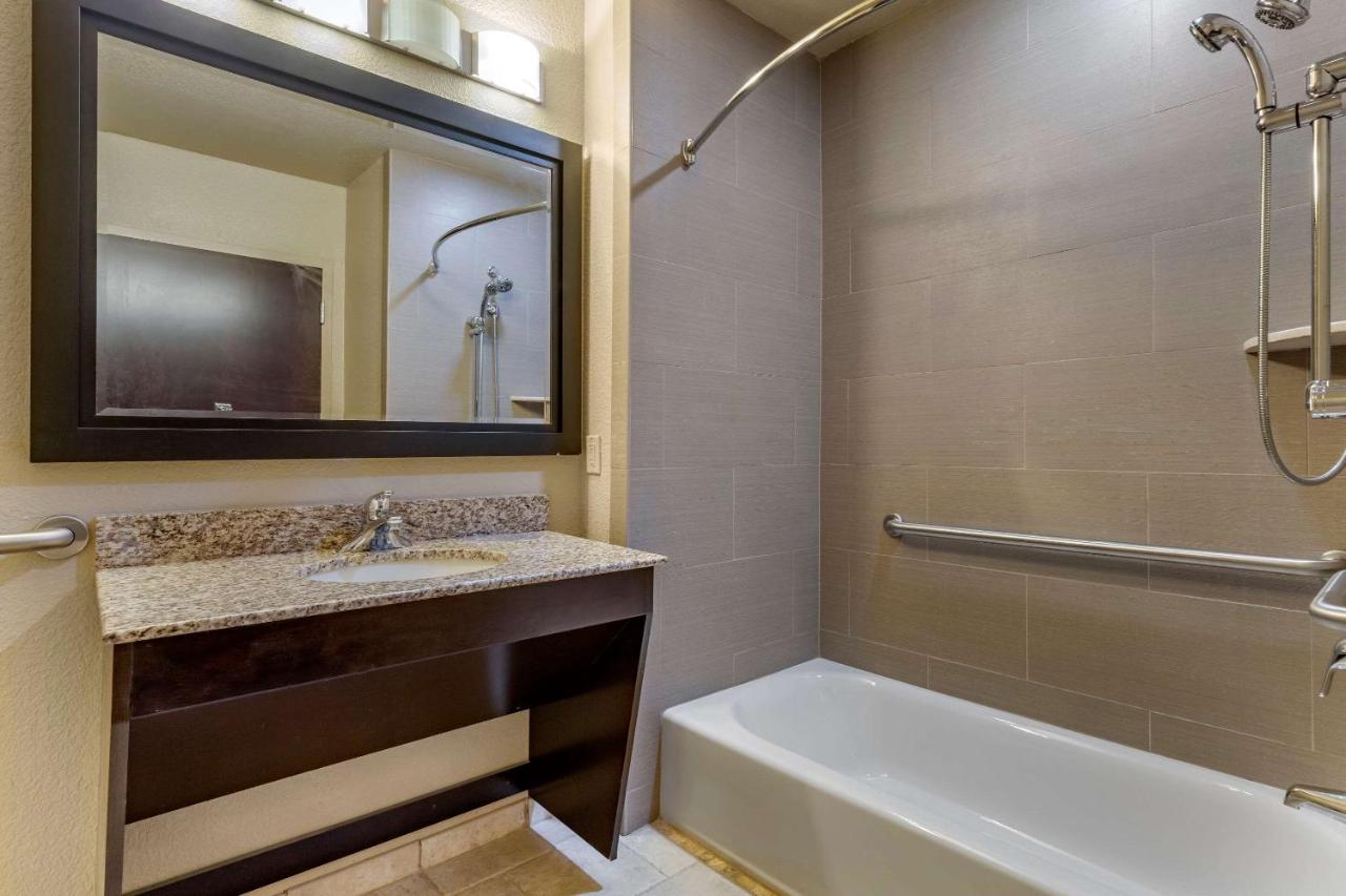 King Room - Accessible/Non-Smoking at Comfort Inn Bentonville - Crystal Bridges