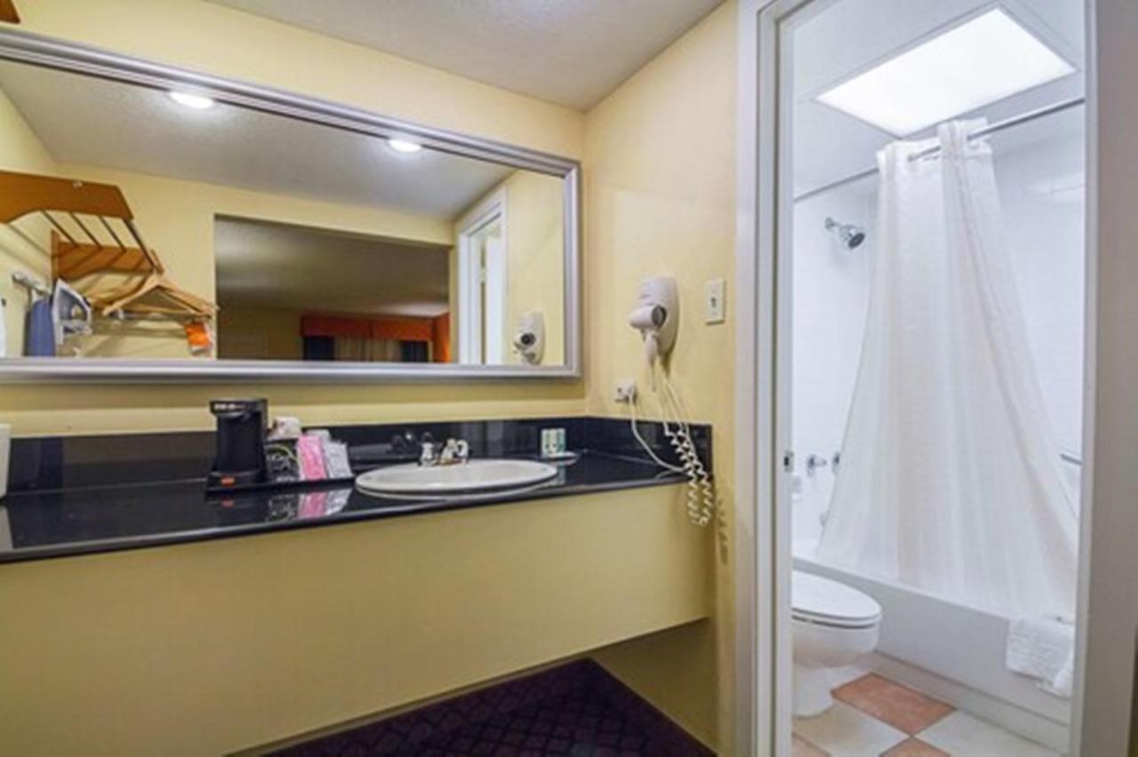 King Suite at Studio 6 Suites North Richland Hills, TX
