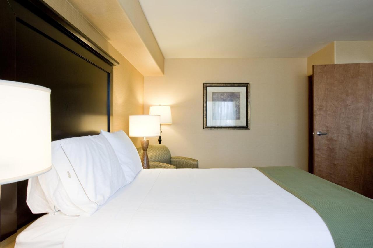  | Holiday Inn Express Hotel & Suites Woodland Hills