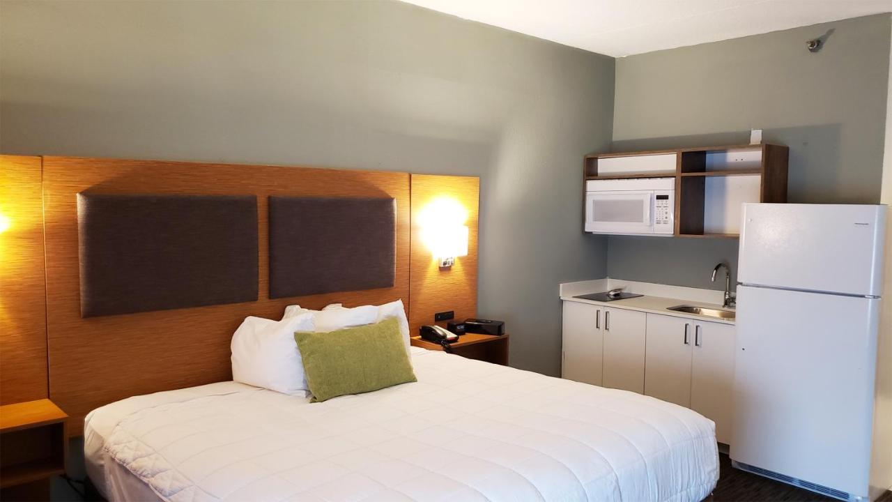 Standard Queen Room at Extended Stay America Suites - Springfield