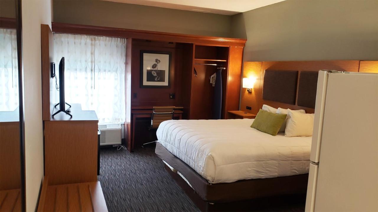 Standard Queen Room at Extended Stay America Suites - Springfield