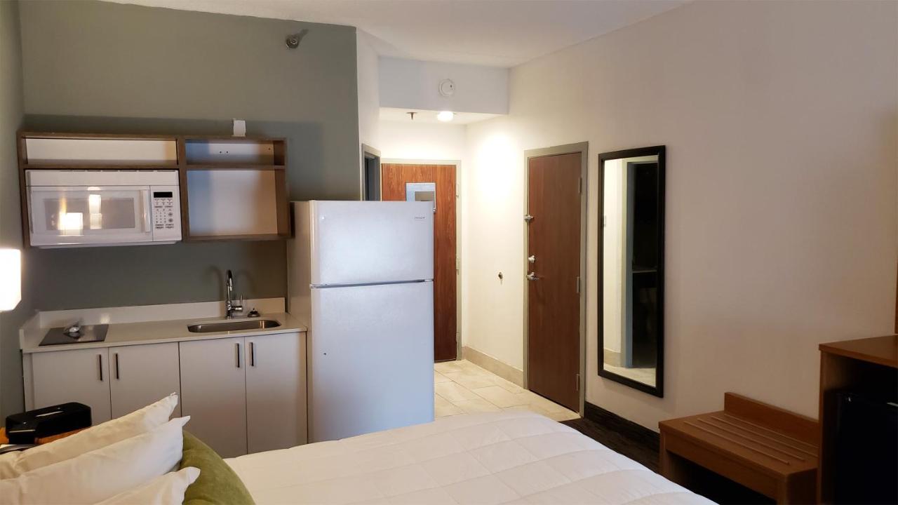 Standard Queen Room at Extended Stay America Suites - Springfield