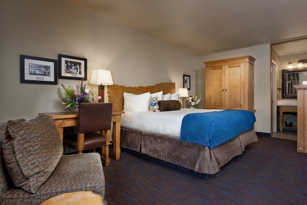 Courtyard King Room at The Rockwell Inn