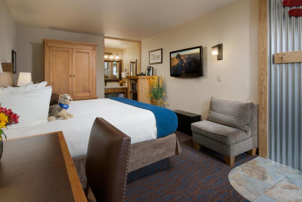 Courtyard King Room at The Rockwell Inn
