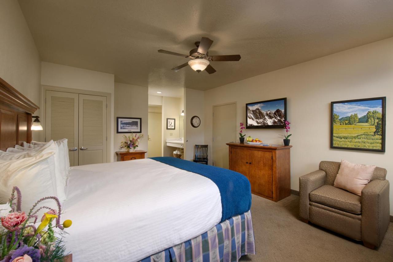 King Room with Fireplace at The Rockwell Inn