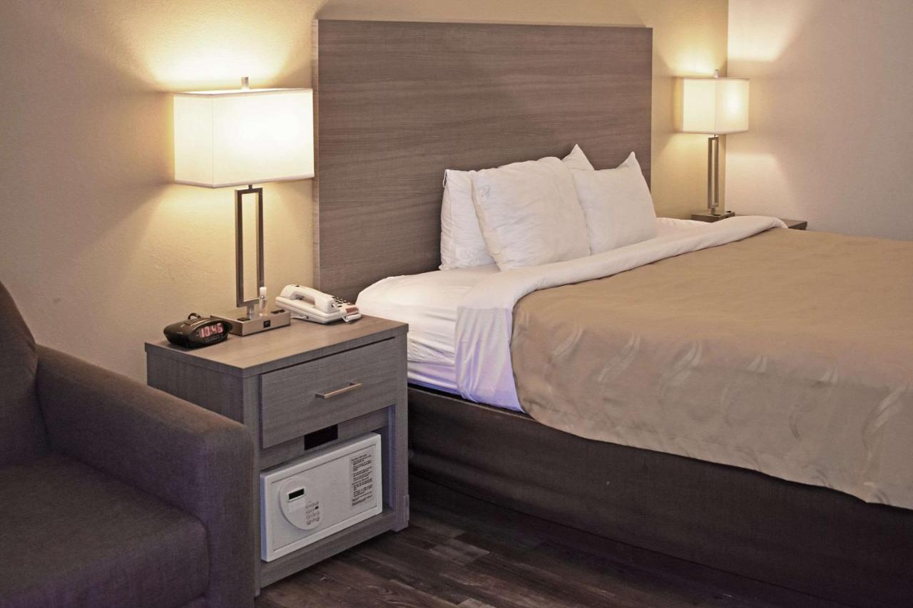 | Quality Suites Martinsburg