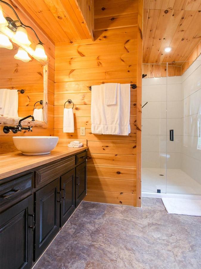 | Farmhouse Suites by Amish Country Lodging