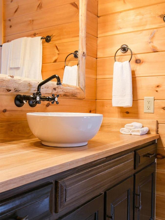 | Farmhouse Suites by Amish Country Lodging