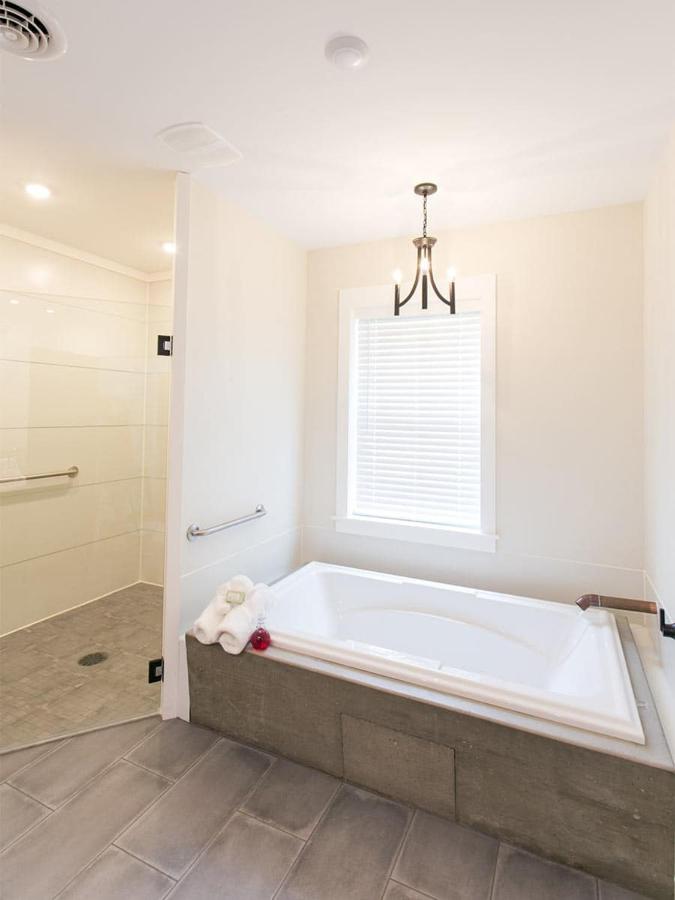 | Farmhouse Suites by Amish Country Lodging