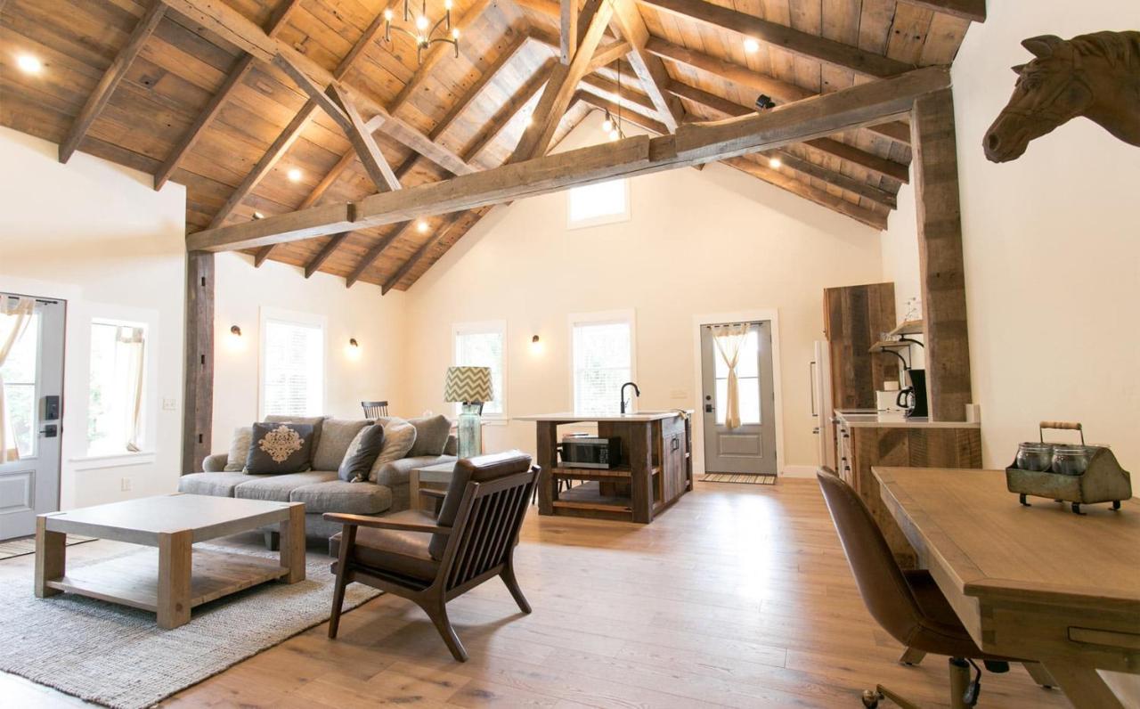 | Farmhouse Suites by Amish Country Lodging