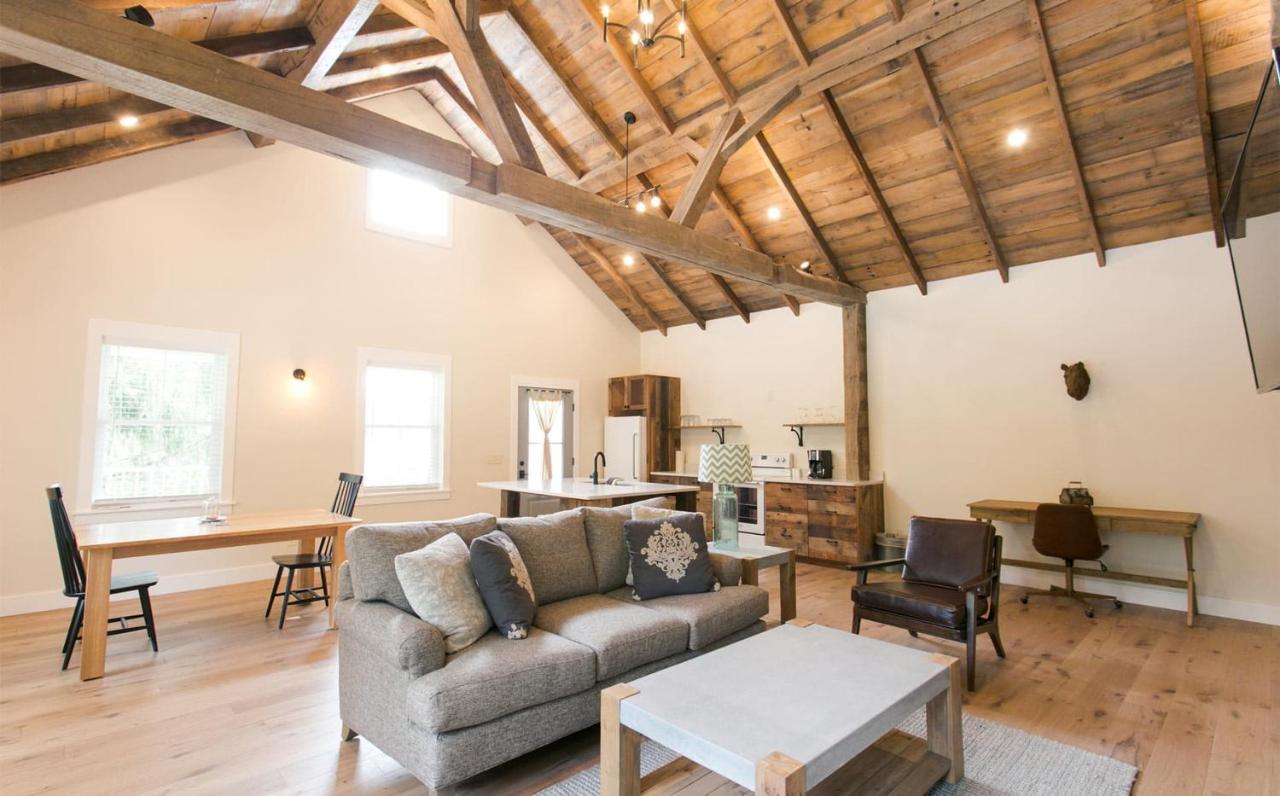  | Farmhouse Suites by Amish Country Lodging