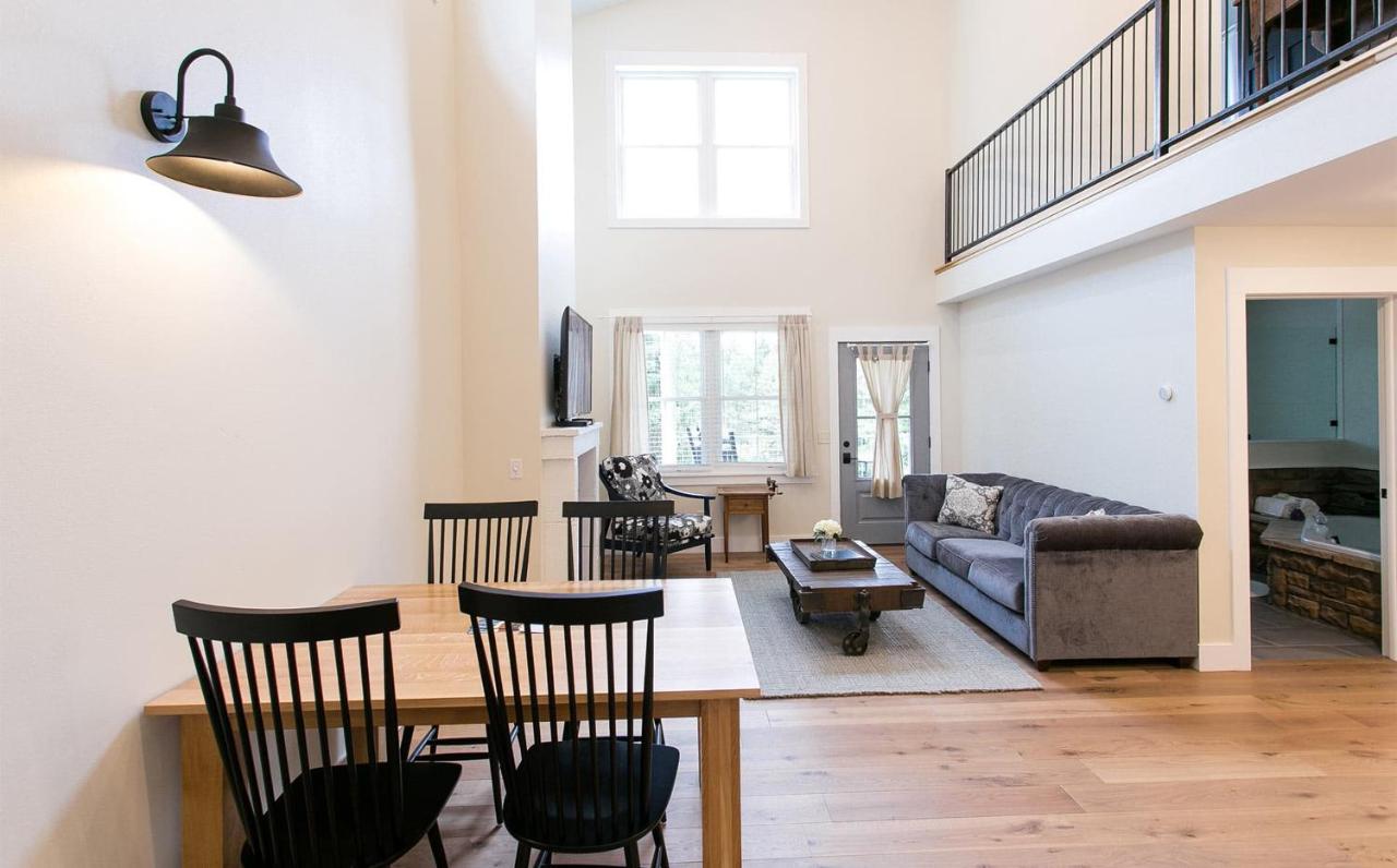 | Farmhouse Suites by Amish Country Lodging