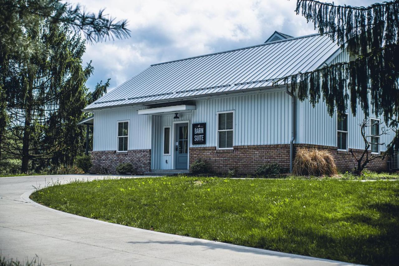 | Farmhouse Suites by Amish Country Lodging