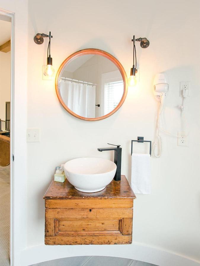 | Farmhouse Suites by Amish Country Lodging