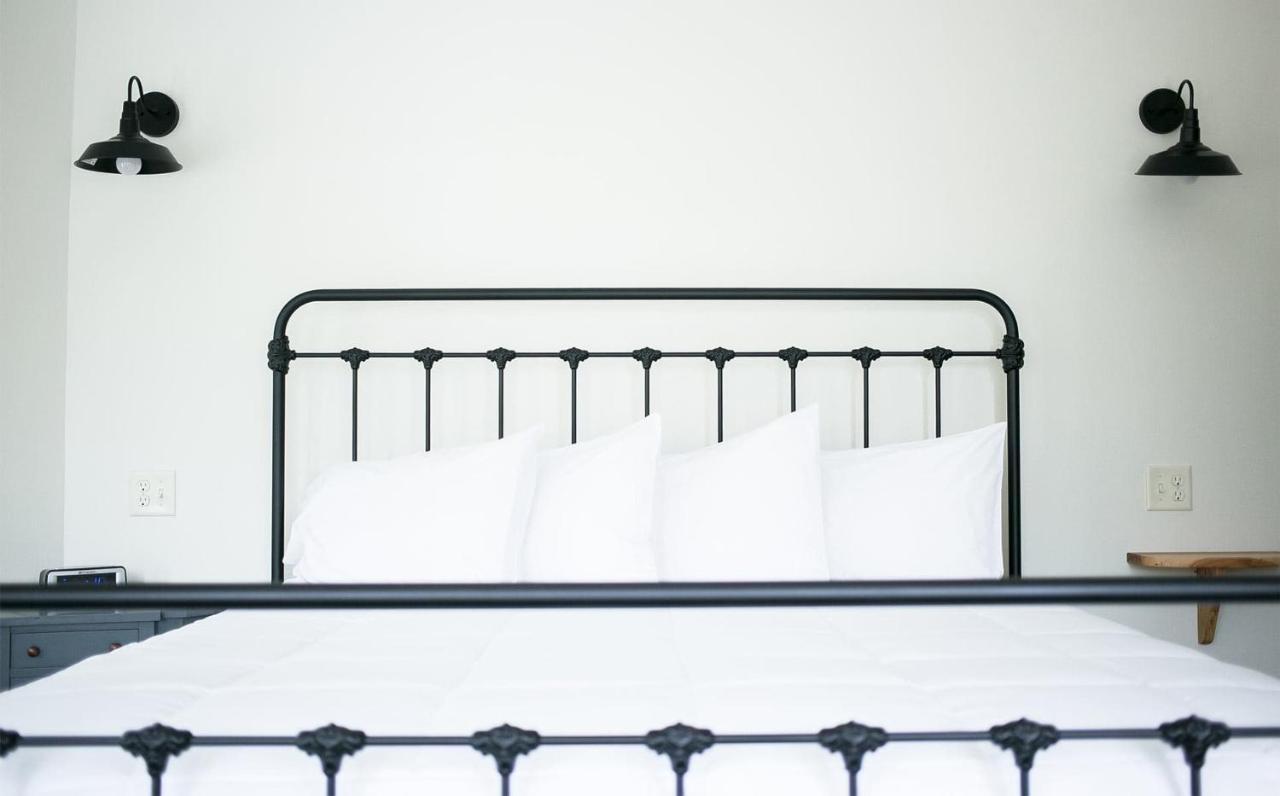 | Farmhouse Suites by Amish Country Lodging