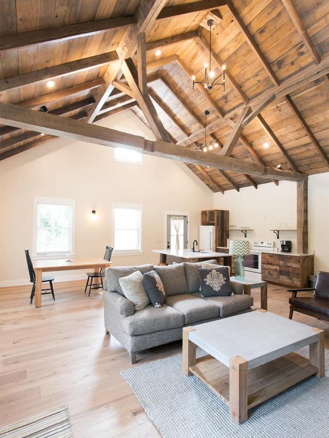 | Farmhouse Suites by Amish Country Lodging