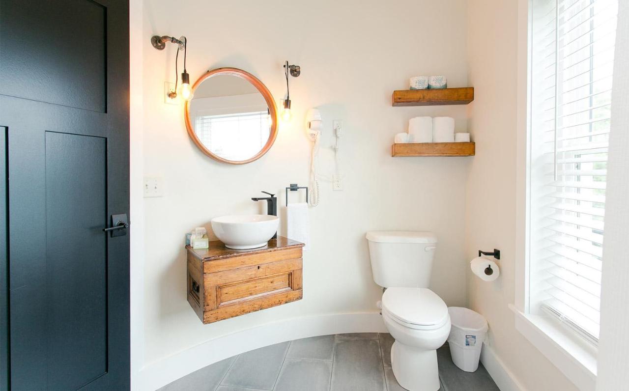 | Farmhouse Suites by Amish Country Lodging