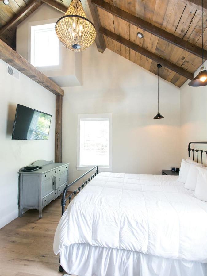 | Farmhouse Suites by Amish Country Lodging
