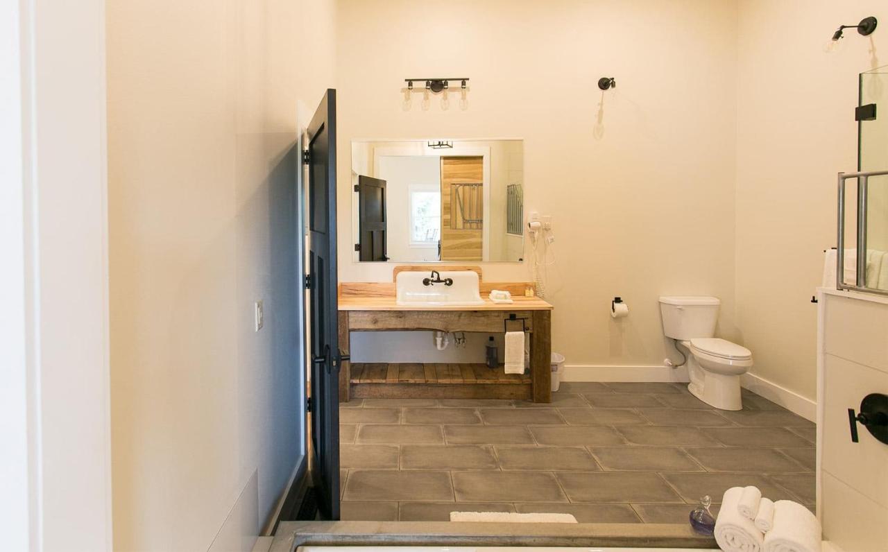| Farmhouse Suites by Amish Country Lodging