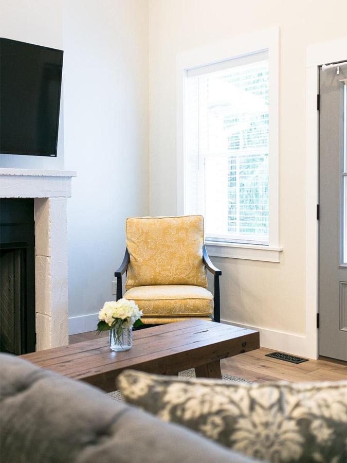 | Farmhouse Suites by Amish Country Lodging