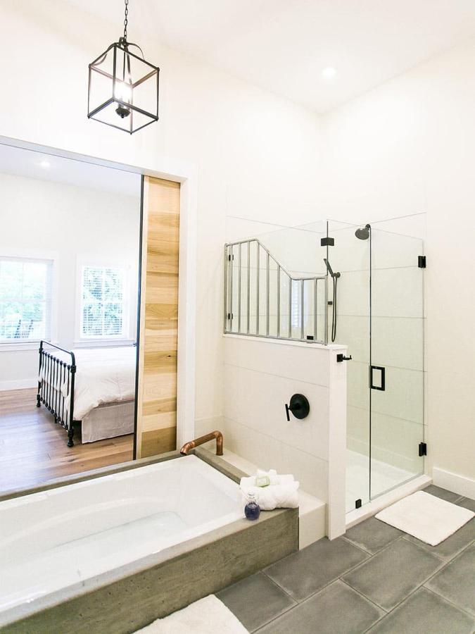 | Farmhouse Suites by Amish Country Lodging