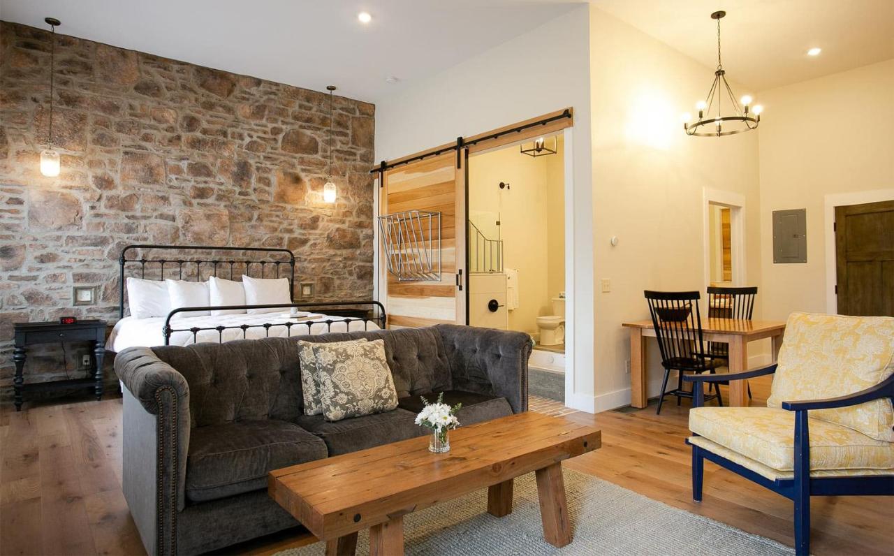 | Farmhouse Suites by Amish Country Lodging