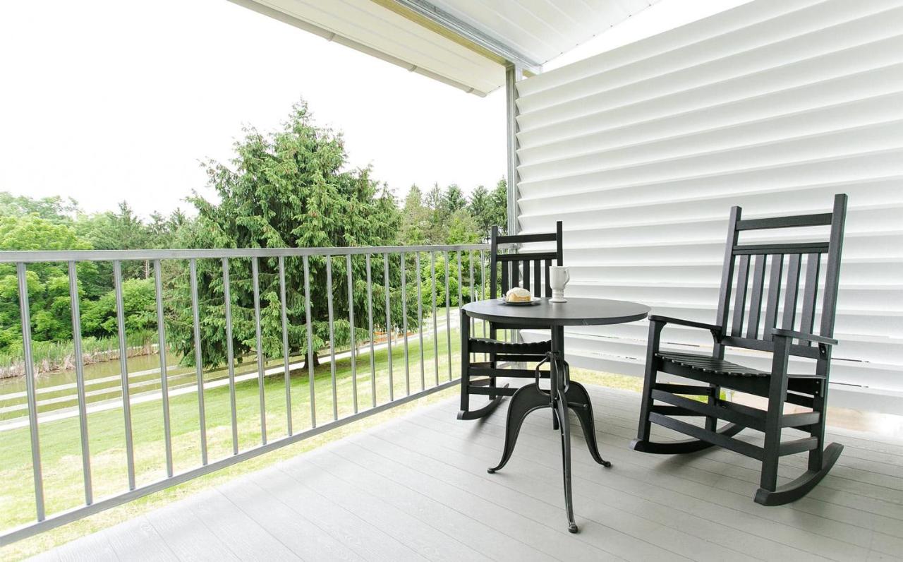| Farmhouse Suites by Amish Country Lodging