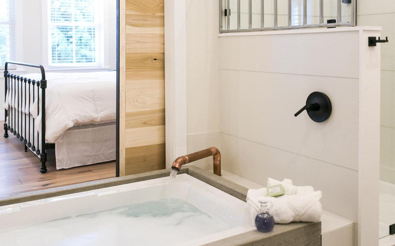 | Farmhouse Suites by Amish Country Lodging