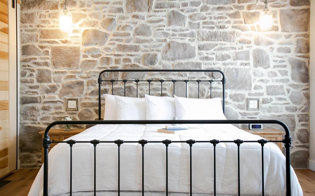 | Farmhouse Suites by Amish Country Lodging
