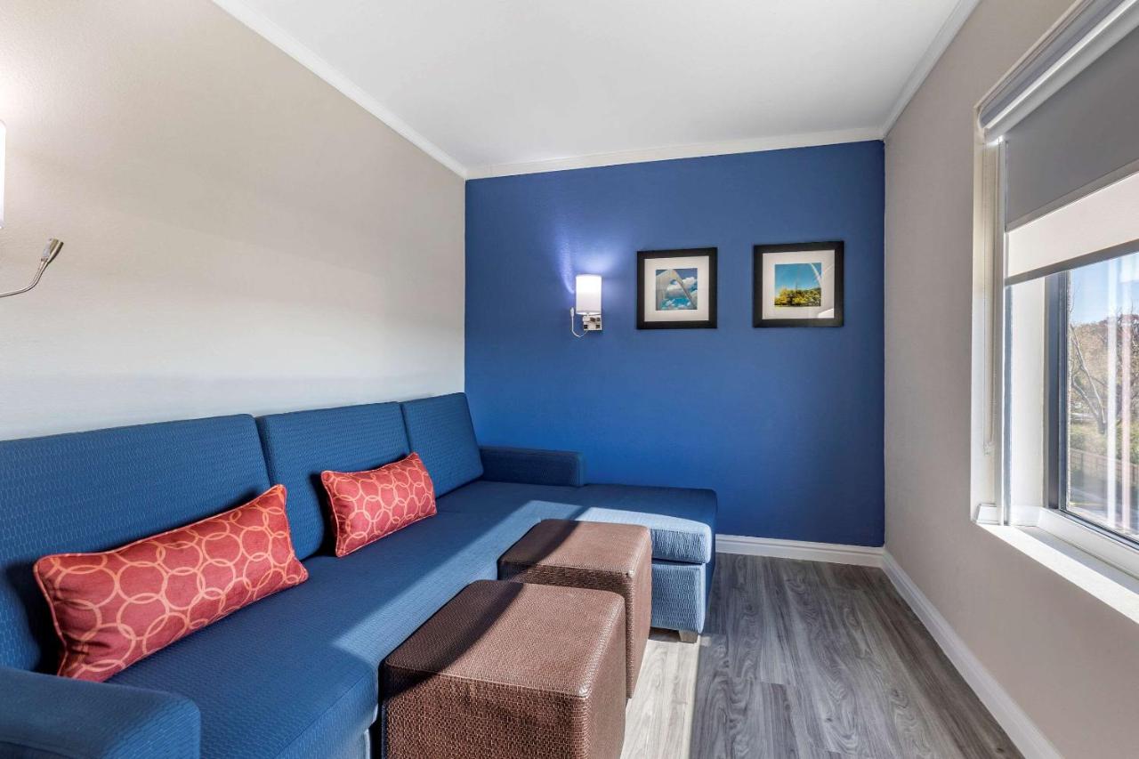 | Comfort Suites St Louis - Sunset Hills