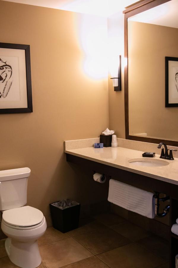 Queen Room with Sea View at Swinomish Casino & Lodge