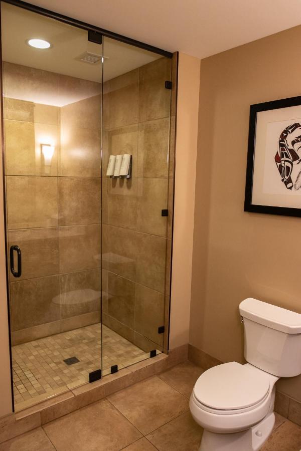 Queen Room with Sea View at Swinomish Casino & Lodge