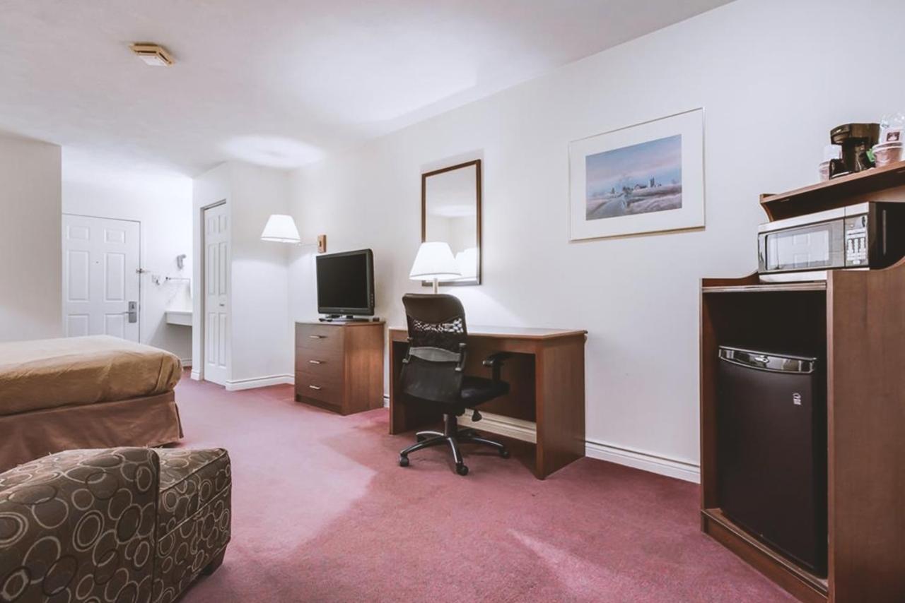 Deluxe Queen Room at Sky-Palace Inn & Suites McCook