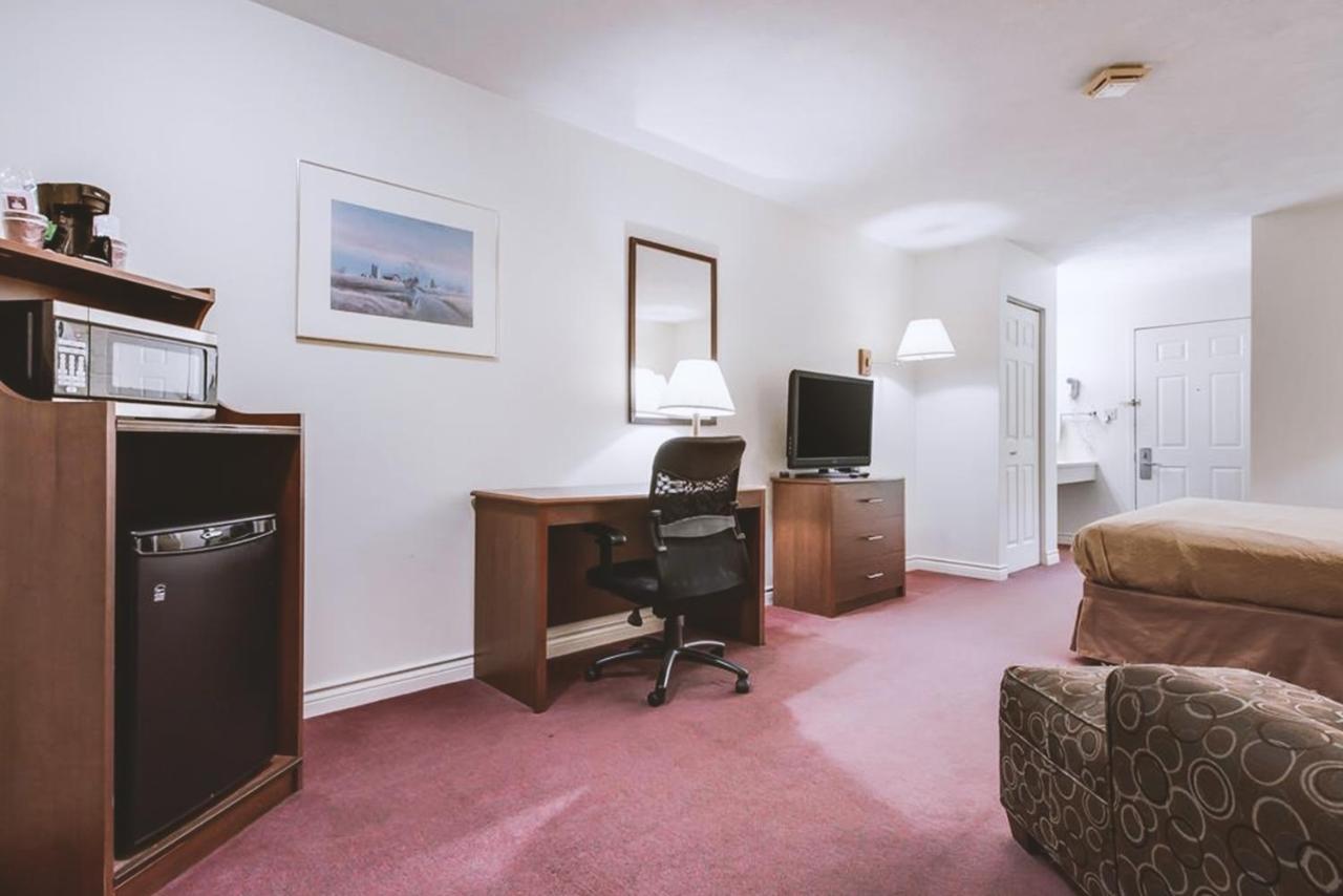 Deluxe King Room at Sky-Palace Inn & Suites McCook