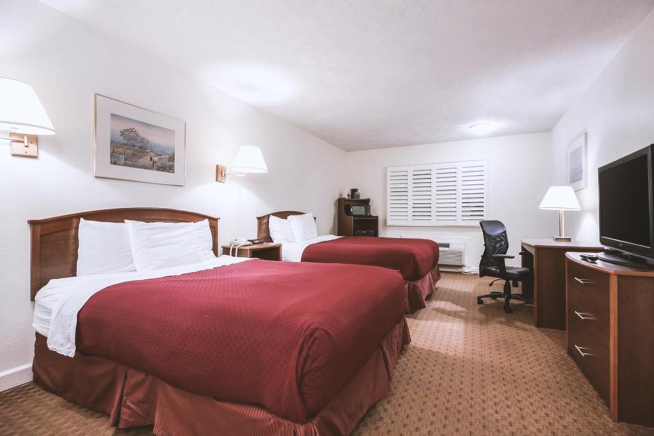 Deluxe Queen Room with Two Queen Beds at Sky-Palace Inn & Suites McCook