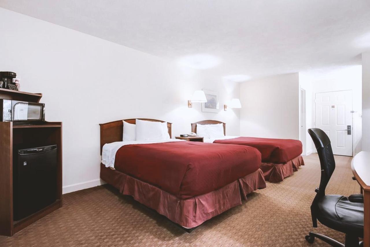 Standard Queen Room with Two Queen Beds at Sky-Palace Inn & Suites McCook