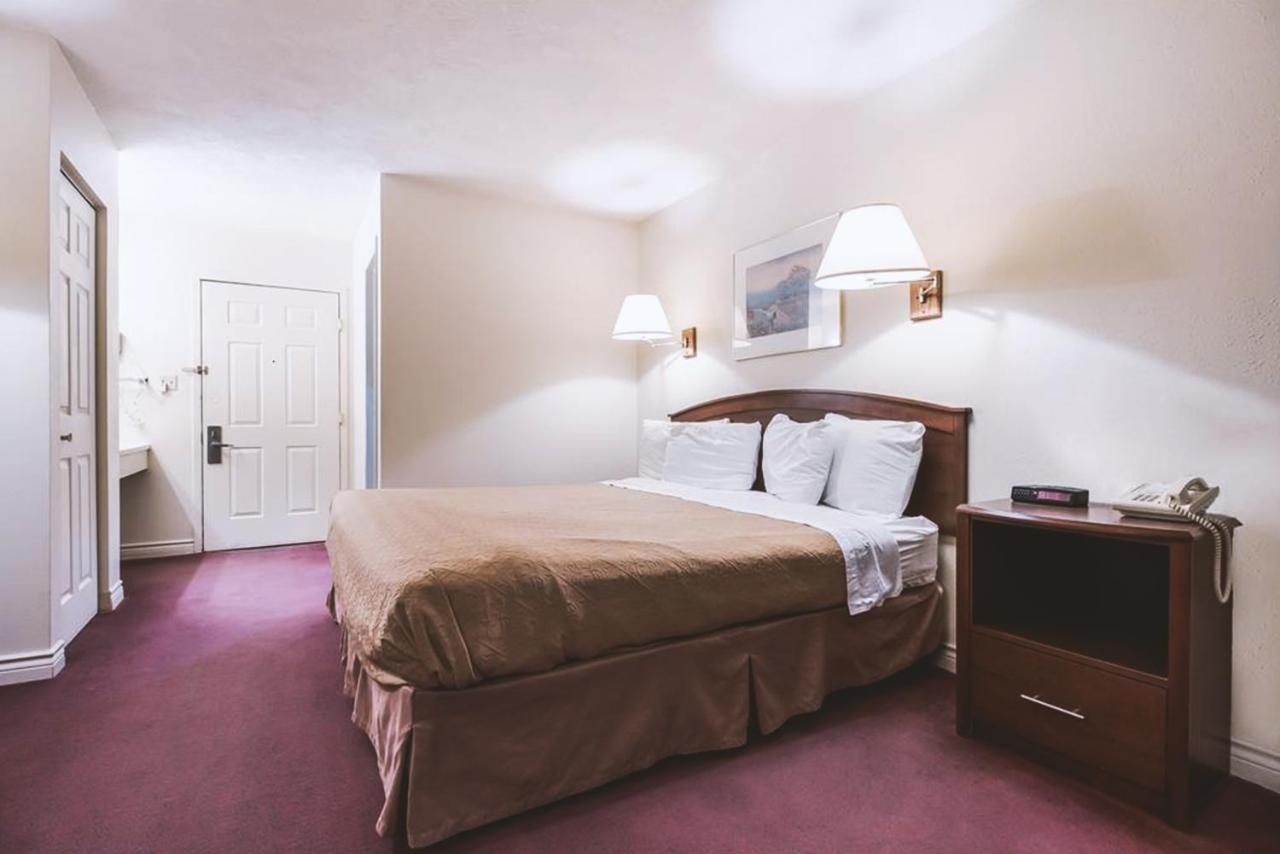 Deluxe King Room at Sky-Palace Inn & Suites McCook