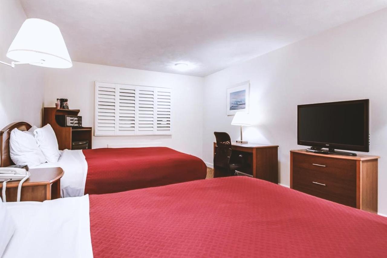 Queen Room with Two Queen Beds at Sky-Palace Inn & Suites McCook