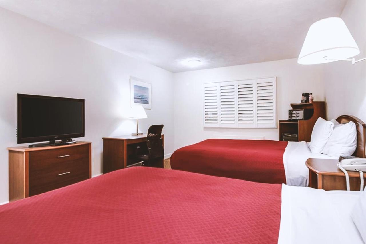 Deluxe Queen Room with Two Queen Beds at Sky-Palace Inn & Suites McCook