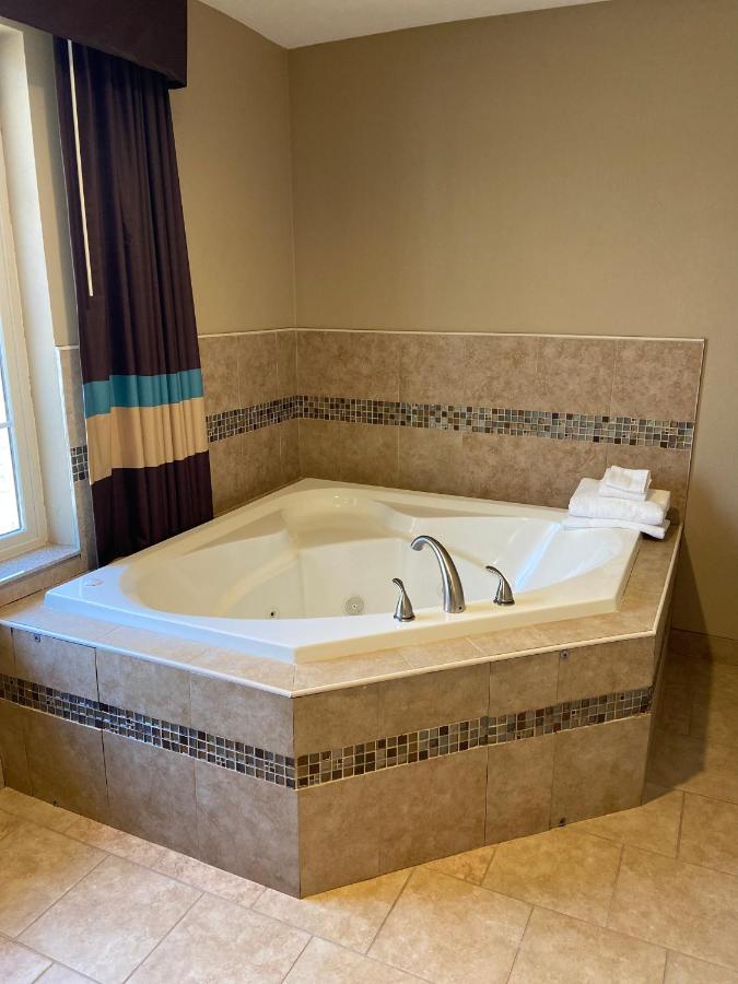 King Suite with Spa Bath at Victorian Inn Beatrice