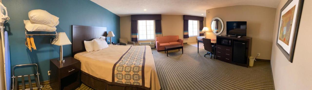 King Suite with Spa Bath at Victorian Inn Beatrice