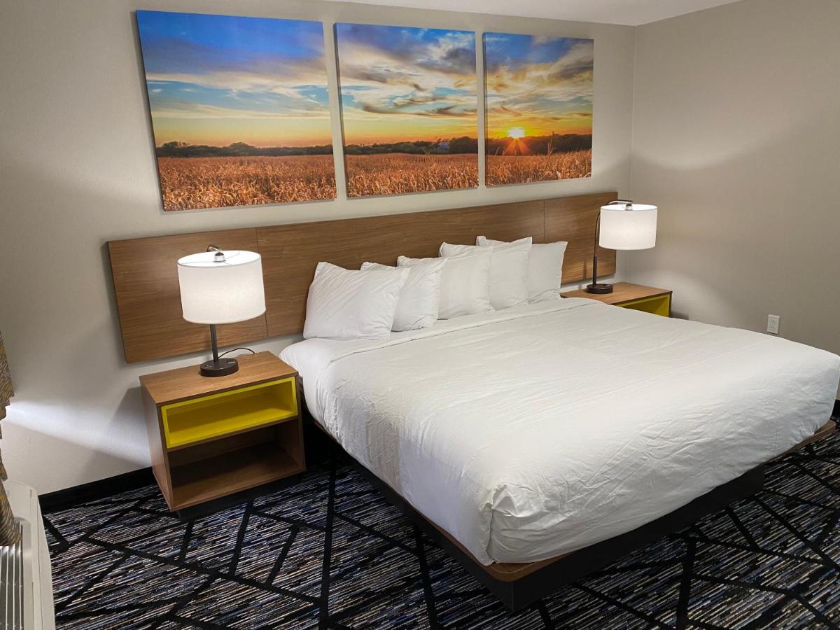 King Room - Non-Smoking at Days Inn by Wyndham Lake Charles
