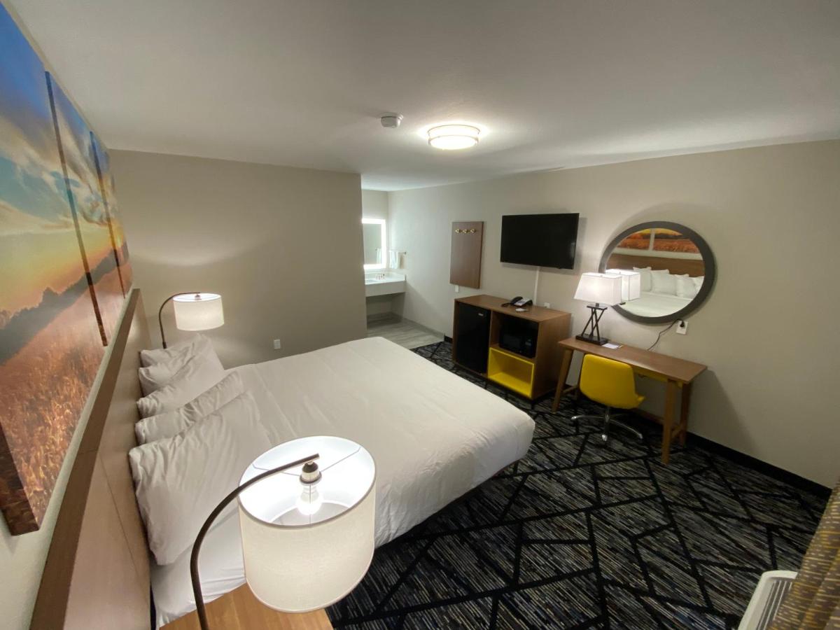King Room - Non-Smoking at Days Inn by Wyndham Lake Charles