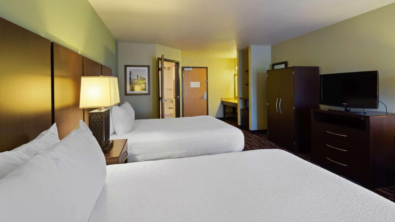Queen Room with Two Queen Beds - Non Smoking at Best Western Sundowner