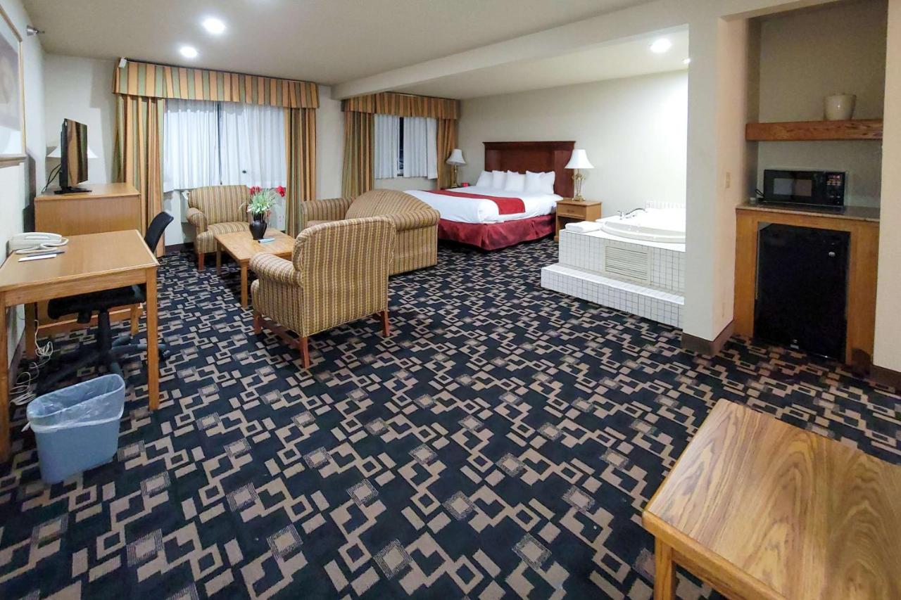 King Suite with Sofa Bed and Whirlpool - Non-smoking at Comfort Inn & Suites Shakopee Downtown Area