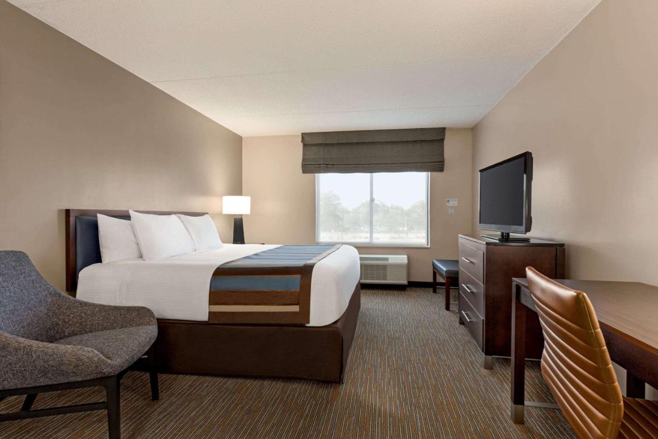 Deluxe King Room - Disability Access/Non-Smoking at Wingate by Wyndham - Wilmington